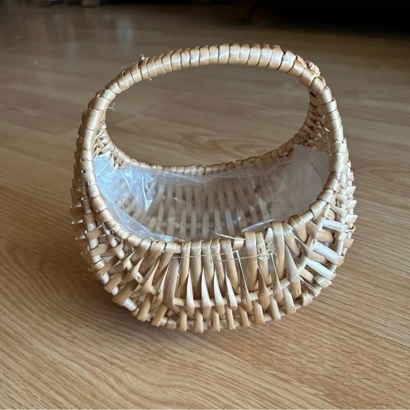 Wicker Hand Woven Crescent Shaped Basket - Picture 1 of 8